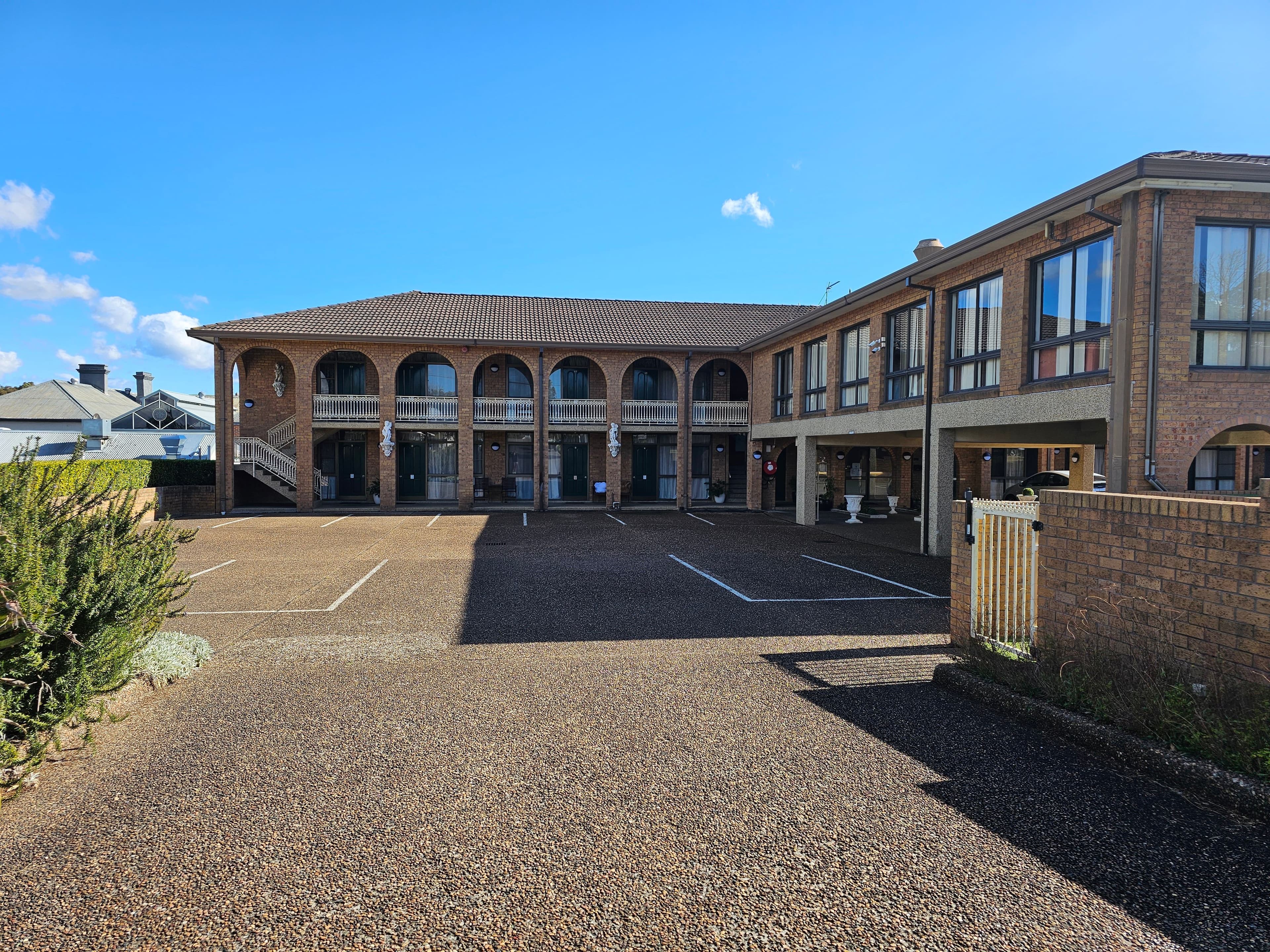 Cumberland Motor Inn main exterior architecture and landscaped grounds